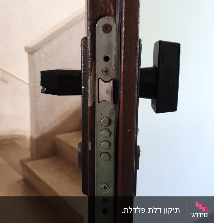 מנעול דלת עץ עם ידית שחורה ובריח מתכת